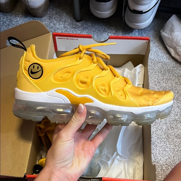 Nike Women’s Air Vapormax plus ‘Go the extra Smile’ - Picture 3 of 5